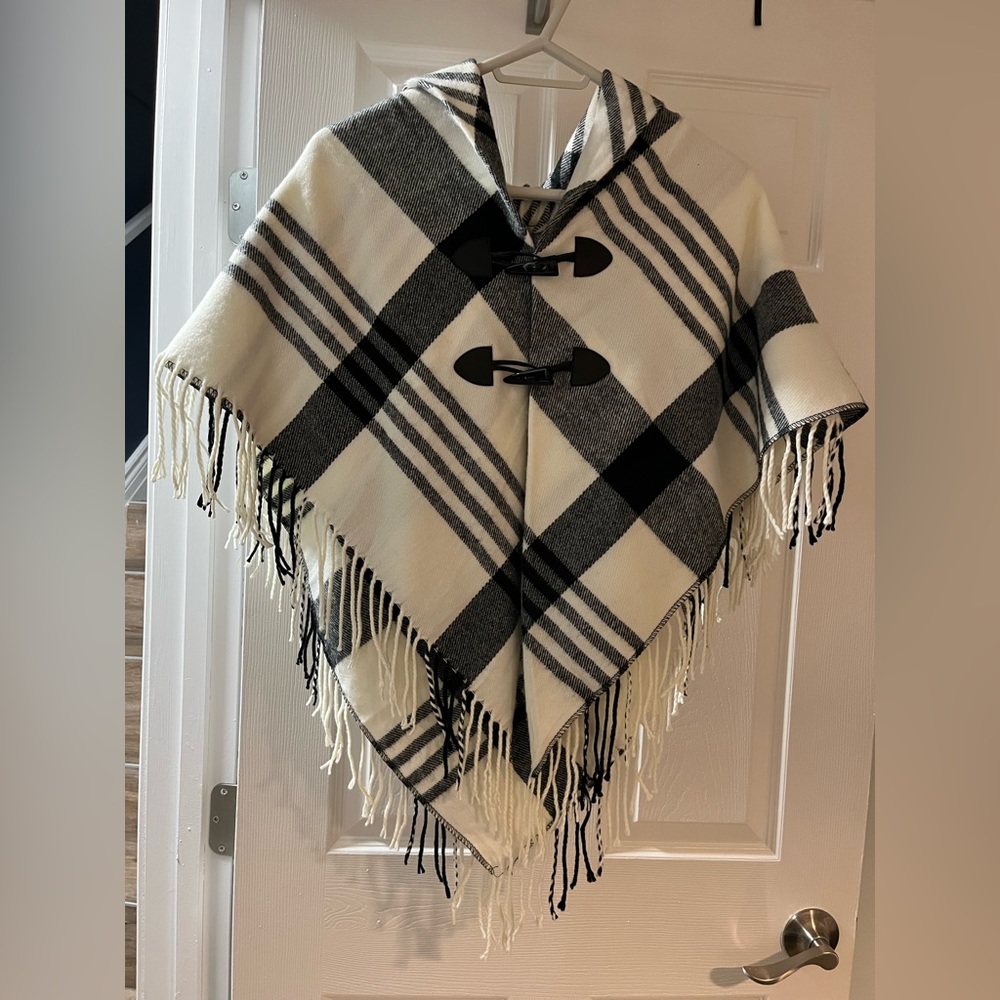 Beautiful Signature weekend black & white buffalo plaid toggle button up shawl.
